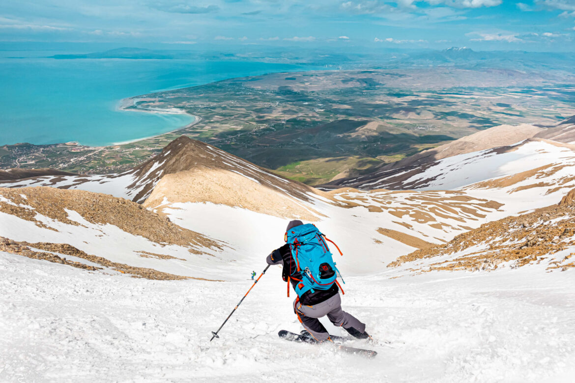 zjazd podczas obozu skiturowego na Mt Ararat