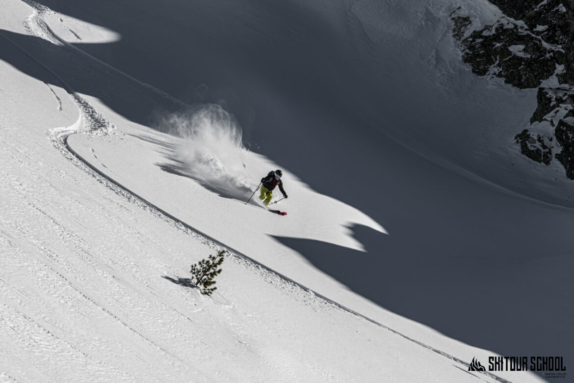 zjazd ze szczytu podczas grudniowego obozu skitourowego 