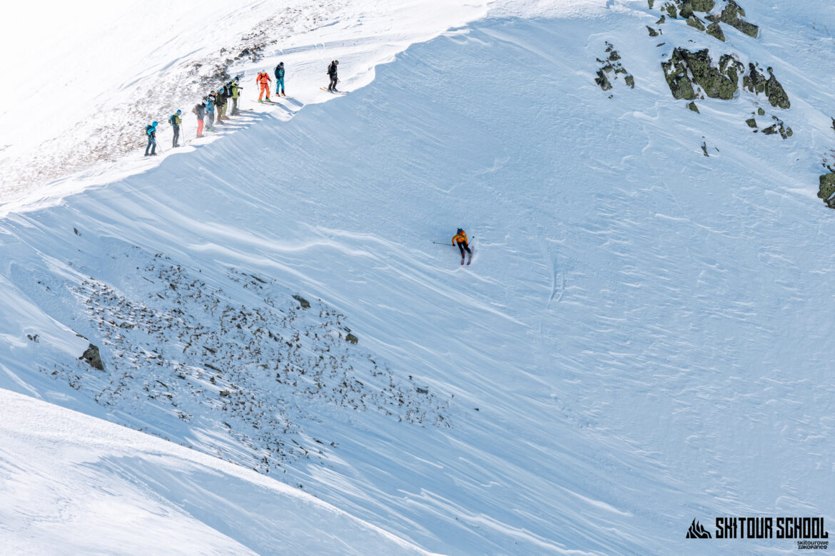 zjazd z grani podczas Kosovo freeride camp