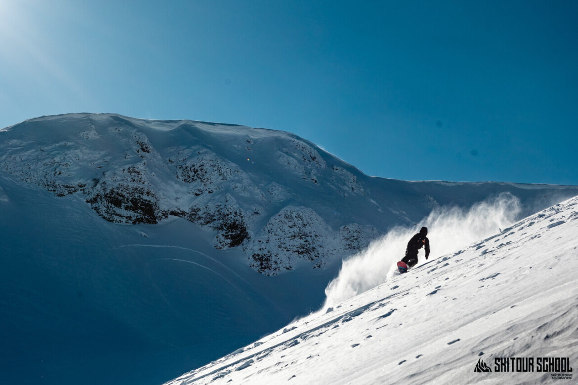 snowboardzista na obozie freeride'owym Heli Rumunia